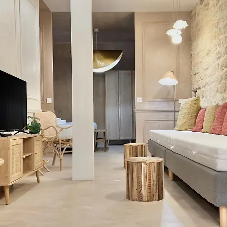 Ancien Restaurant Transforme En Logement Design 3p * Paris