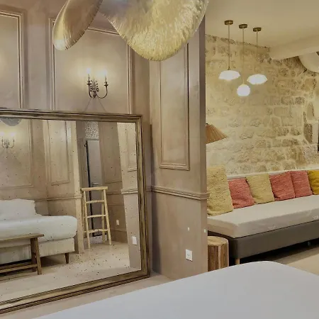 Ancien Restaurant Transforme En Logement Design 3p パリ